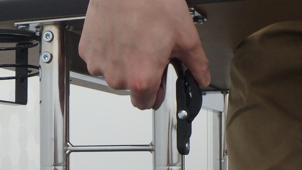 Step 2 Firmly grip the elevation lock lever.