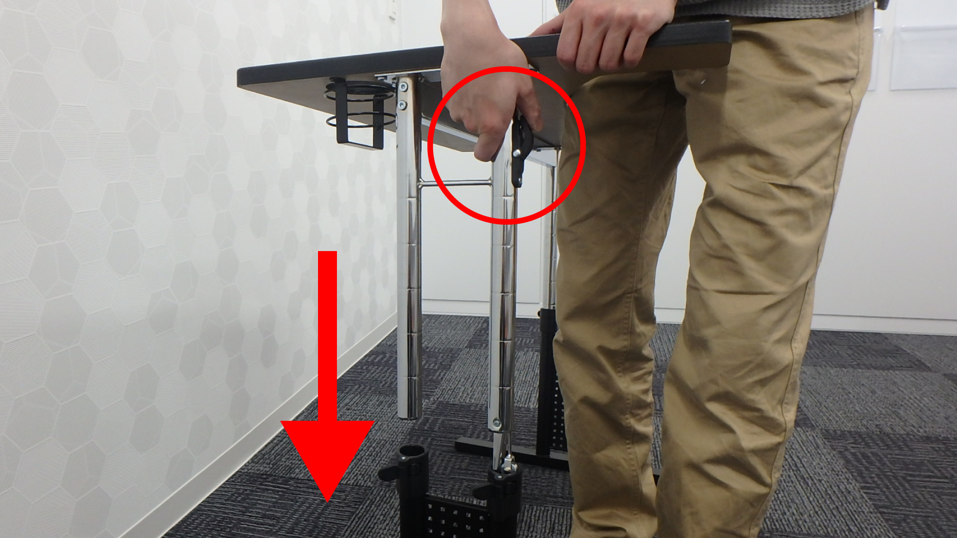 Step 3 While holding down the elevation lock lever, slowly insert the unit vertically.